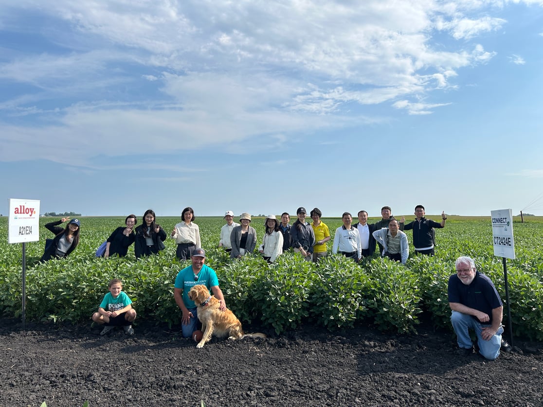  China Commodity Trade Team on Jeff Ignaszeski’s Minnesota soybean farm